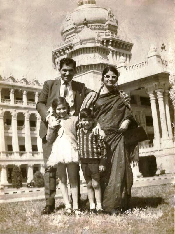 अलका याग्निक बचपन की फोटो अपने माता-पिता और भाई के साथ
