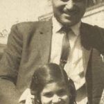 अलका याग्निक अपने पिता के साथ