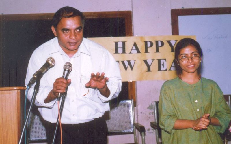 Una foto antigua de Sunitha Krishnan con el hermano Varghese Theckanath