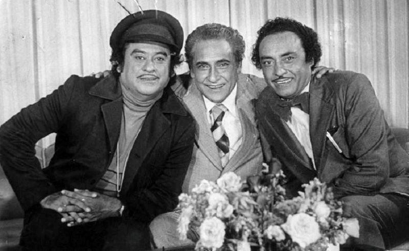 किशोर कुमार (बाएं) अपने भाइयों अशोक कुमार (केंद्र) और अनूप कुमार (दाएं) के साथ