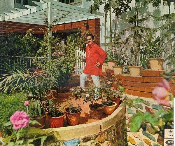 Kishore Kumar im Hinterhof seines Hauses