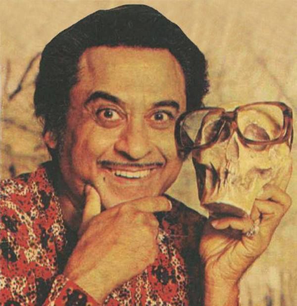 Kishore Kumar tenant un crâne
