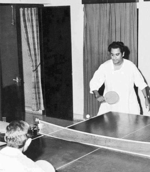 Kishore Kumar jouant au tennis de table