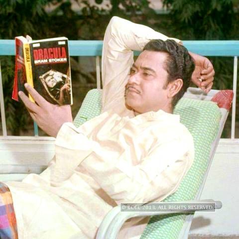 Kishore Kumar lisant des romans