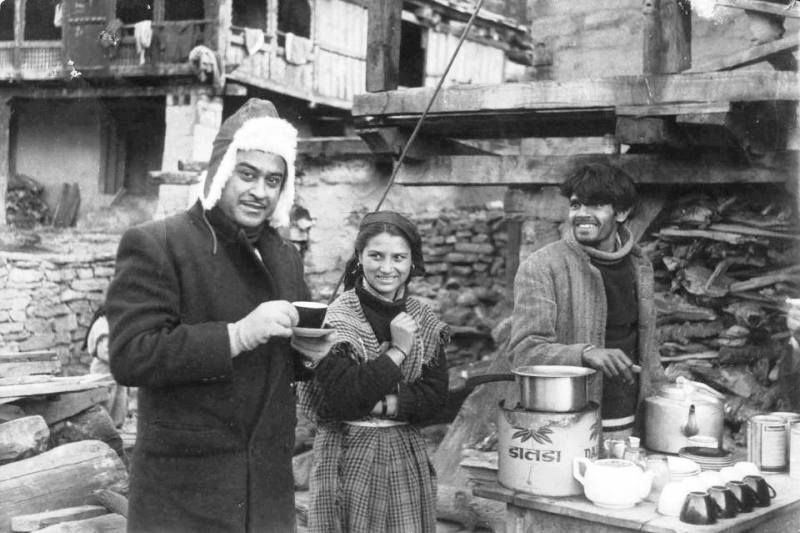 Kishore Kumar appréciant le thé de rue