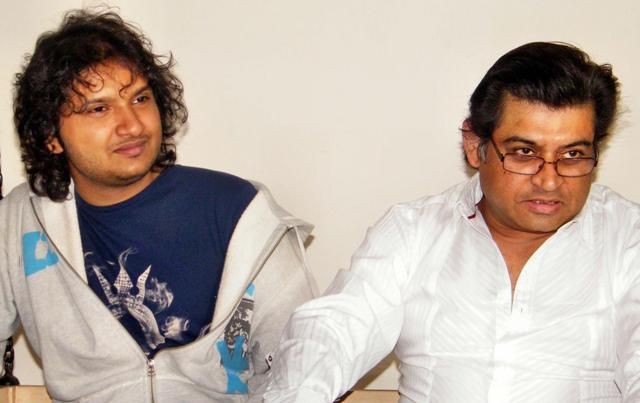 Sūnūs Kishore Kumar Amit Kumar (dešinėje) ir Sumit Kumar (kairėje)