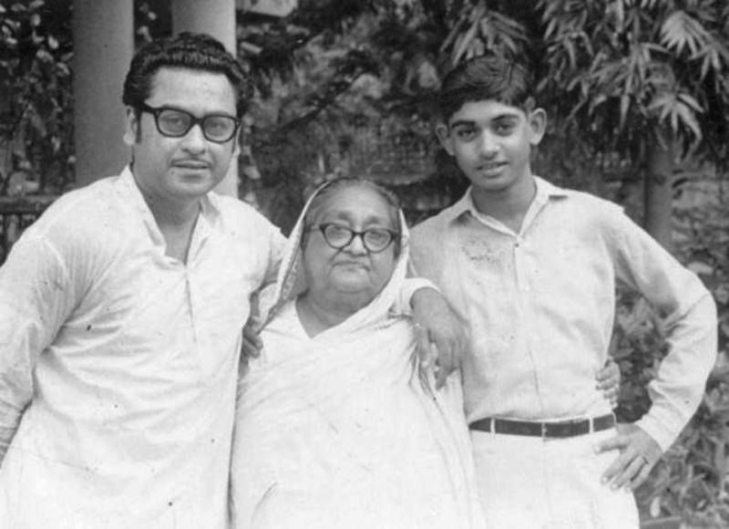 Кишоре Кумар с майка си и сина си