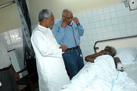 Нитиш Кумар посети Дашрат Манджи в болница