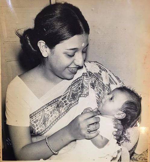 A bebê Zoya Akhtar no colo da mãe