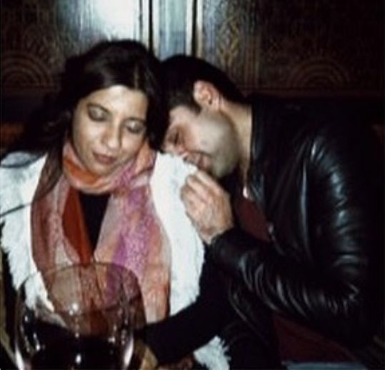 Zoya Akhtar e Abhay Deol com uma taça de vinho