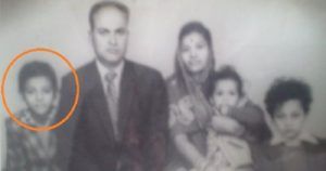 家族と一緒のラジブ・ディキシット（円）の子供時代の写真