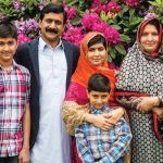 Малала Юсафзай с родителите си и двама братя