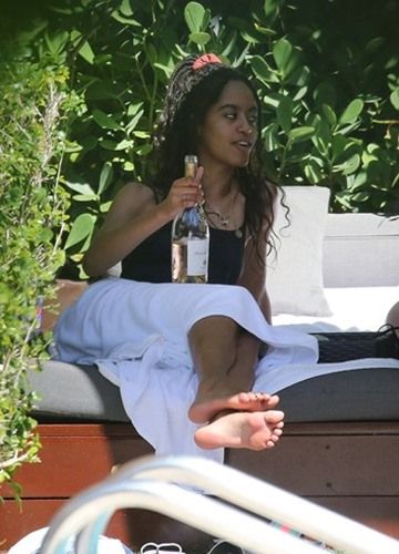 Malia Obama uống rượu trong kỳ nghỉ của cô ấy