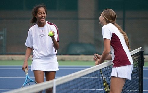 स्कूल में अपने दोस्त के साथ टेनिस खेलती हुई मालिया ओबामा
