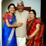 Shivada Nair con sus padres