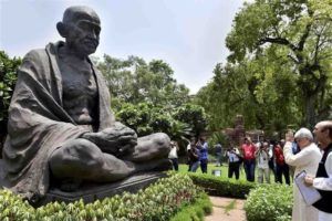 Socha Mahátmy Gándhího před budovou parlamentu v Indii