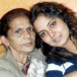 Anjana Singh con su madre