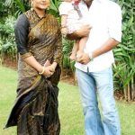 Anjana Singh com seu marido Yash Kumar Mishra e filha Aditi
