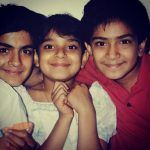 अपने भाइयों के साथ कनीज़ सुरका के बचपन की तस्वीर
