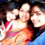 Nithya Ram mit ihrer Mutter und Schwester