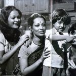 जगजीत सिंह अपनी पत्नी बेटे और सौतेली बेटी मोनिका के साथ