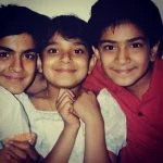   Η παιδική φωτογραφία της Kanaeez Surka με τα αδέρφια της