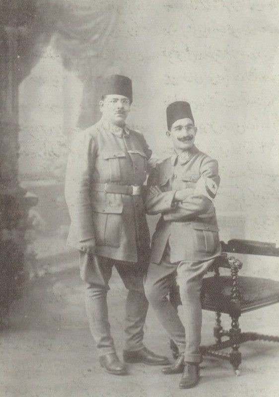 Dr Mulhtar Ahmad Ansari (paremal) India meditsiinimissiooni ajal Balkani sõja ajal vigastada saanud Türgi sõdurite ravimiseks