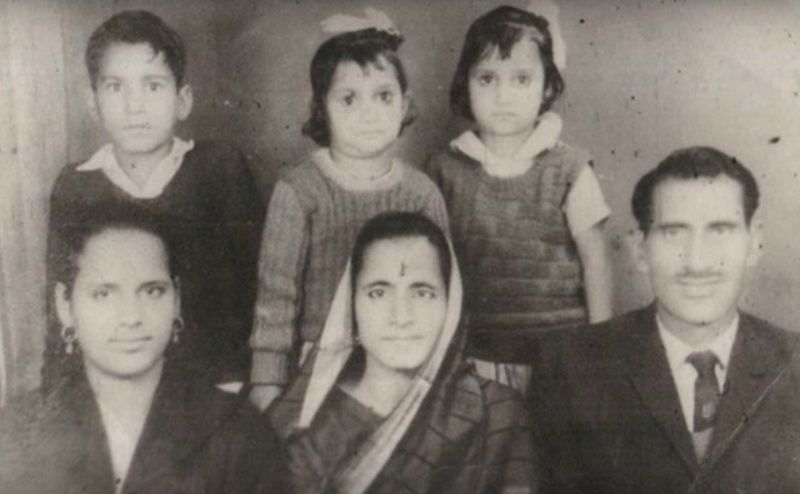 Паан Сингх Томар с майка си, съпругата и децата си