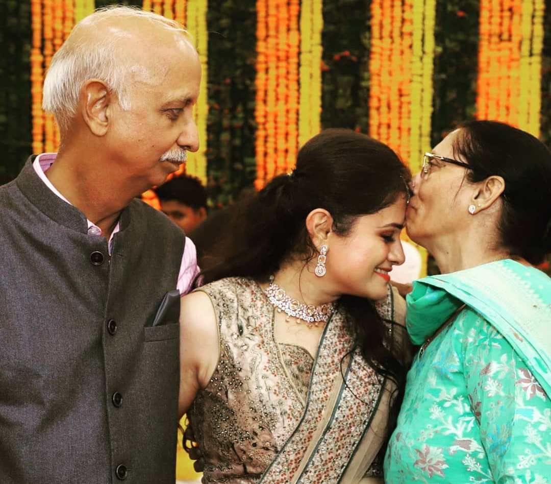 अपने माता-पिता के साथ मोहिता शर्मा