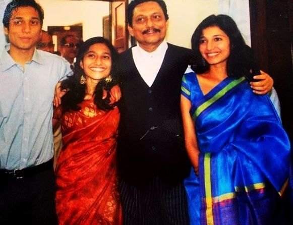 Sharad Arvind Bobde dengan putranya Shrinivas Bobde dan putri Savitri dan Rukmini Bobde