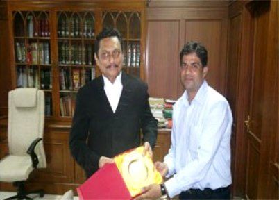 Sharad Arvind Bobde dihormati dengan kenang-kenangan pada Jubileum Emas Dewan BAR Udaipur