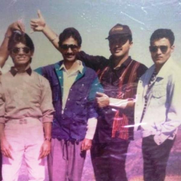 Kulbhushan Jadhav (ytterst til høyre) med vennene sine