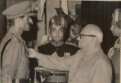 हनुत सिंह 1971 के भारत-पाक युद्ध के बाद अपने साथी सैनिकों के साथ एक टैंक के शीर्ष पर बैठे