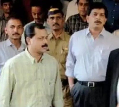 Sachin Vaze med Pradeep Sharma under en rettsmøte