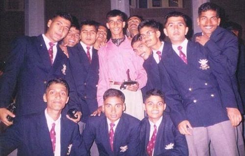 Stara slika majorja Mohita Sharme (roza srajca) s kolegi iz NDA