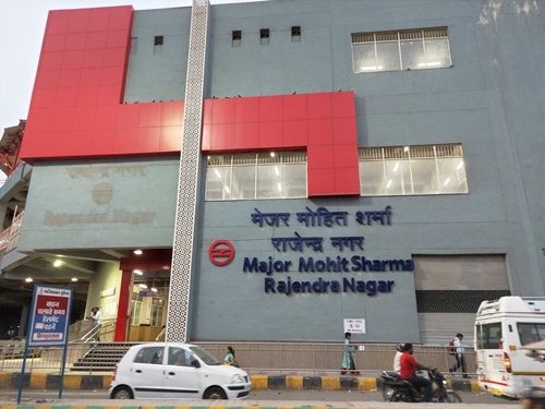 मेजर मोहित शर्मा की तस्वीर राजेंद्र नगर मेट्रो स्टेशन