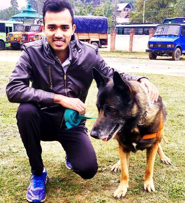 Safin Hasan con un perro de la unidad K-9
