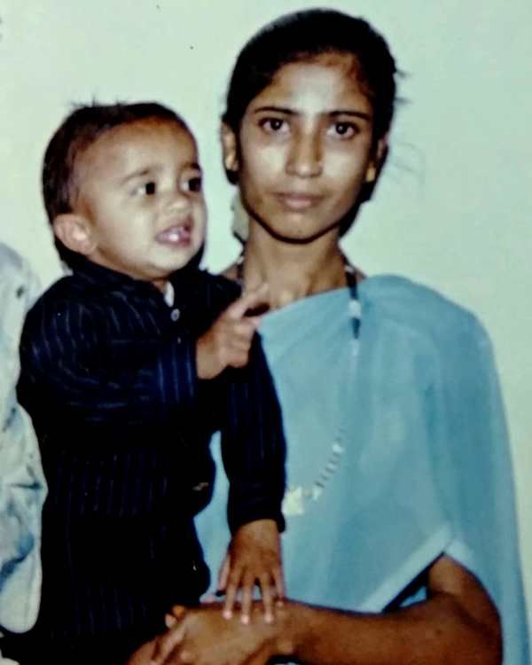 Foto da infância de Safin Hasan com sua mãe Naseembanu