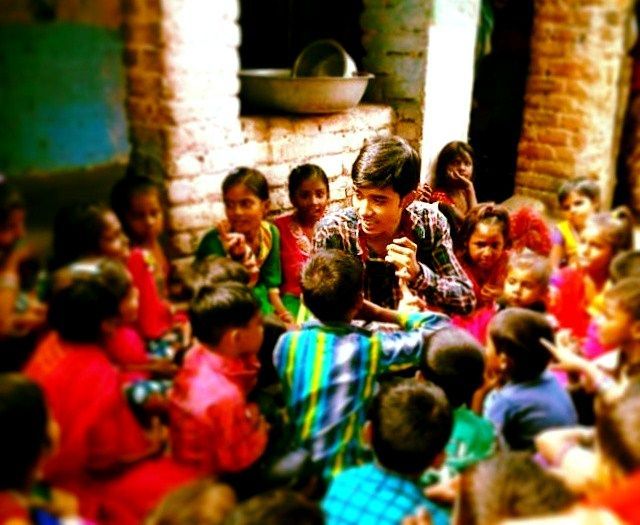 Safin Hasan (centro) com crianças da favela