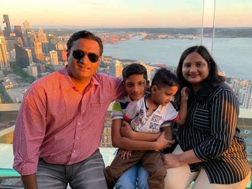 Tiến sĩ Gautam Bhansali với vợ và con của mình