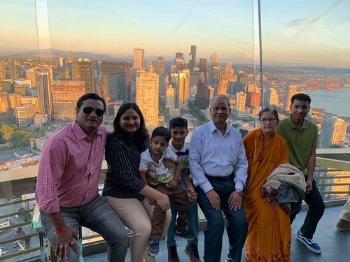 Dr Gautam Bhansali ailesiyle birlikte