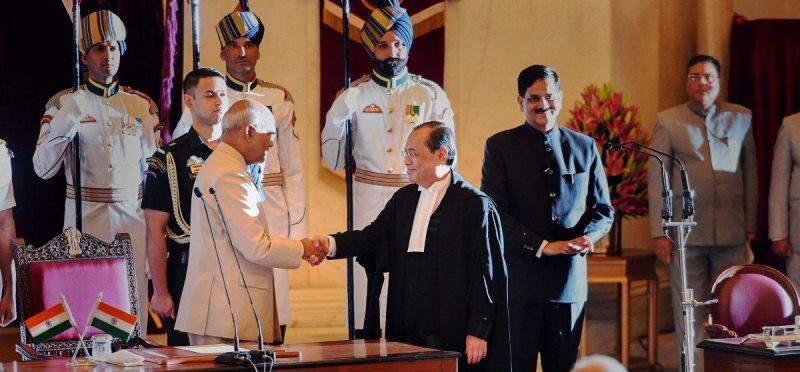 भारत के 46 वें मुख्य न्यायाधीश के रूप में शपथ लेने के बाद राम नाथ कोविंद के साथ रंजन गोगोई