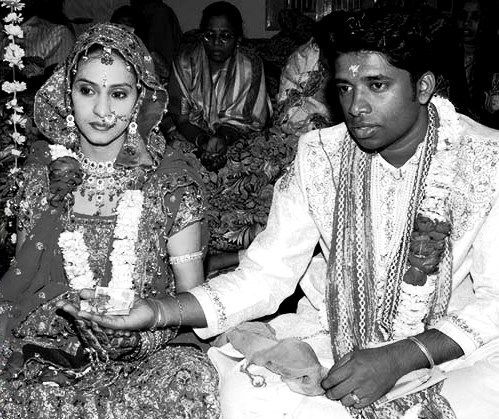 Kannan Gopinathan bersama isterinya Himani Pathak