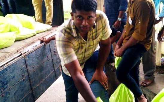 Kannan Gopinathan menjadi sukarelawan semasa banjir di Kerala