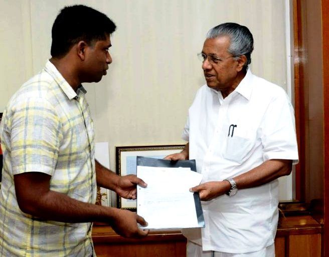 Kannan Gopinathan menyampaikan cek 1 Crores kepada Dana Bantuan Bencana Kerala CM