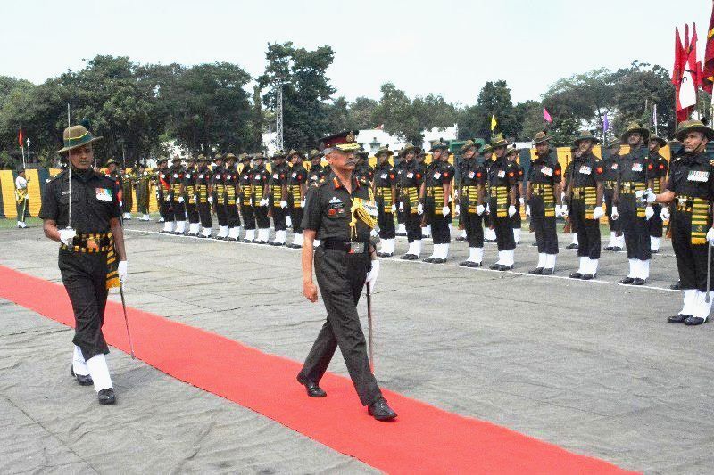 Маной Мукунд Нараване инспектира почетната гвардия