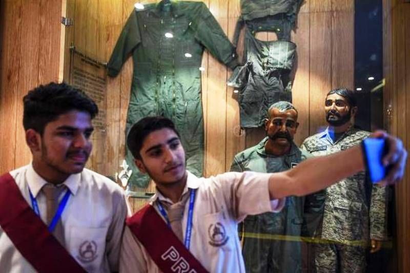 पाकिस्तान में अभिनंदन वर्धमान के पुतले के साथ सेल्फी लेते छात्र