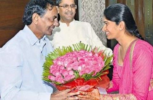 Telangana CM KCR (lijevo) predaje cvijeće Bhuvani Ramani