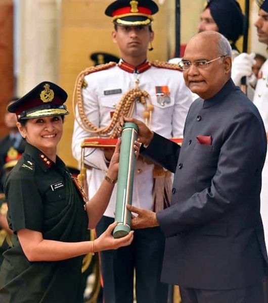 Madhuri Kanitkar erhält Goldmedaille vom indischen Präsidenten Ram Nath Kovind