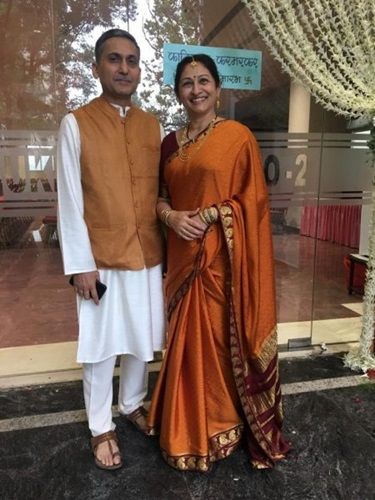 Madhuri Kanitkar sa suprugom Rajeevom Kanitkarom